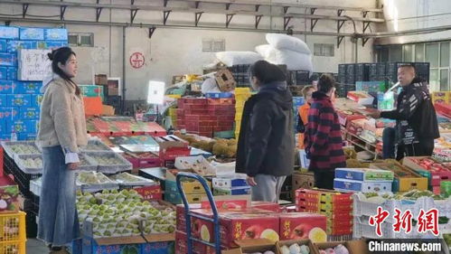 走访新疆最大一级农副产品批发交易市场 货足价稳，保供全疆